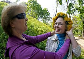 Девушка в венке из одуванчиков 