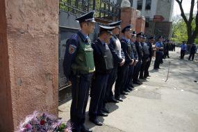 Сотрудники милиции возле Дома профсоюзов