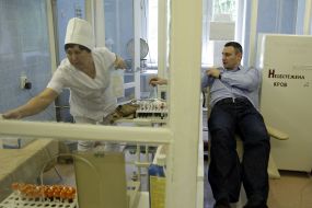 Виталий Кличко сдает кровь