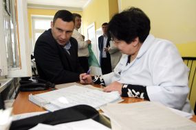 Виталий Кличко перед сдачей крови