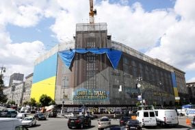 Флаг Украины на фасаде столичного ЦУМа