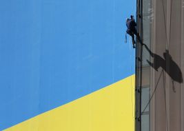 Флаг Украины на фасаде столичного ЦУМа