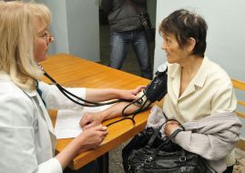 The doctor measures pressure