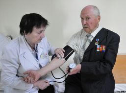 The doctor measures pressure