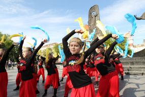 Participants of the flash mob "Do not defeat the enemies never Ukraine"