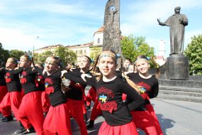 Participants of the flash mob "Do not defeat the enemies never Ukraine"