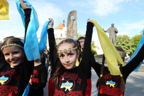 Participants of the flash mob "Do not defeat the enemies never Ukraine"
