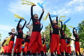 Participants of the flash mob "Do not defeat the enemies never Ukraine"