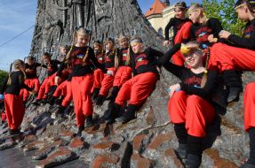 Participants of the flash mob "Do not defeat the enemies never Ukraine"