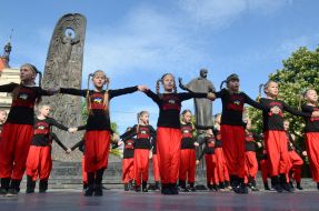 Participants of the flash mob "Do not defeat the enemies never Ukraine"