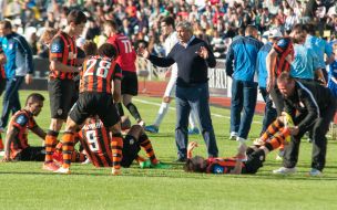 Mircea Lucescu at the players of FC "Shakhtar"
