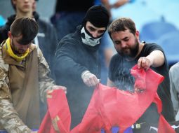 Болельщики ФК "Металлист" (Харьков) сжигают коммунистический флаг