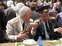 WWII veteran eating porridge