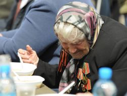 WWII veteran eating porridge