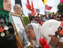 A woman kisses the portrait of the marshal Zhukov