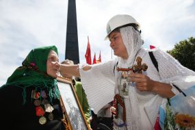 A woman holds  the portrait of the marshal Zhukov