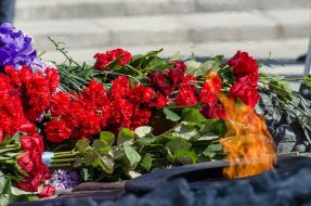 Цветы возле памятника Неизвестного солдата