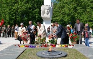Laying-on of flowers to the Eternal fire