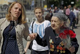 Ветеран с цветами