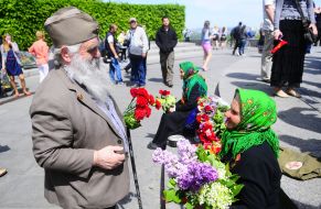 Люди возле памятника Неизвестному солдату