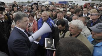 Poroshenko meeting with voters