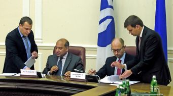 Сума Чакрабарти и Арсений Яценюк