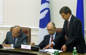 Sumа Chakrabarti and Arseniy Yatsenyuk