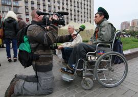 People near the Donetsk Regional State Administration