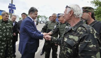 Petr Poroshenko during a visit to checkpoint