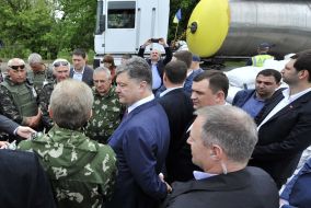 Petr Poroshenko during a visit to checkpoint