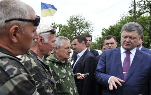 Petr Poroshenko during a visit to checkpoint