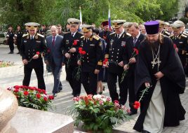 Laying-on of flowers to monument to Ekaterynа II