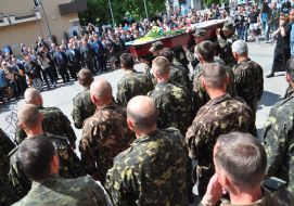 Military personnel carry the coffin Oleg Eysmant