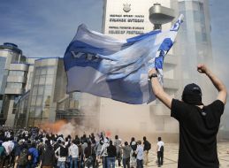 Fans of FC "Dynamo" (Kiev) picket House of Football