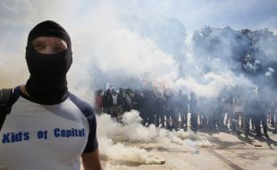 Fans of FC "Dynamo" (Kiev) picket House of Football