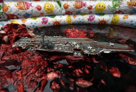 Модели военных кораблей в бассейне с кровью