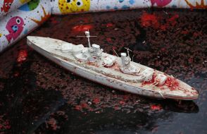 Модели военных кораблей в бассейне с кровью