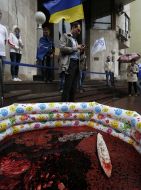 Модели военных кораблей в бассейне с кровью