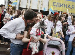 Участники парада вышиванок