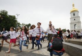 Участники парада вышиванок