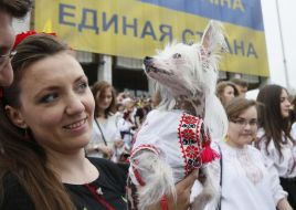 Участники парада вышиванок