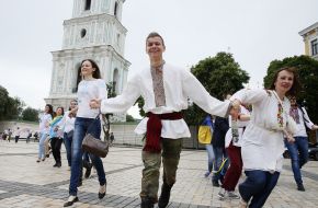 Участники парада вышиванок