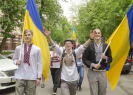 Участники парада вышиванок