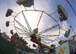 People ride attraction