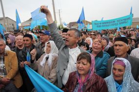 Participants of mourning rally