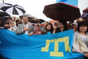 Participants of mourning rally