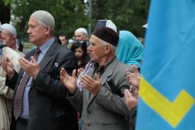 Participants of mourning rally