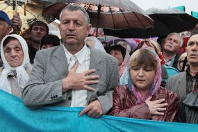 Participants of mourning rally