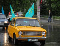 Motorcade with flags during the Crimean Tatar.