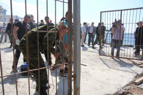 "Self-defense" of Crimea pulled down the fence on the beaches